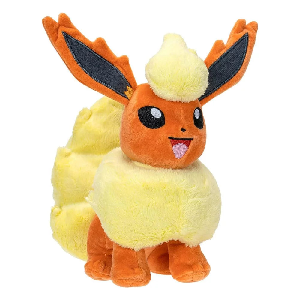 Peluche Pokémon Pyroli officielle, de couleur orange avec une fourrure jaune, assise avec un grand sourire.