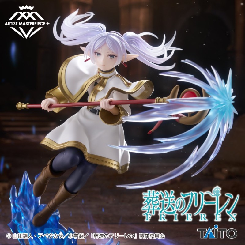Figurine Frieren: Beyond Journey’s End Artist Masterpiece+ par Taito, représentant Frieren en mouvement avec bâton, effets magiques bleus translucides et socle cristal.