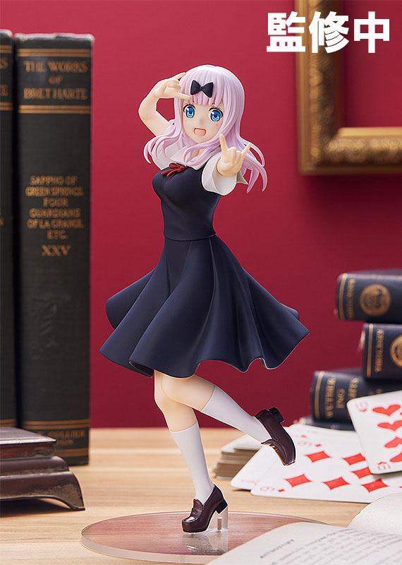 Figurine Pop Up Parade Chika Fujiwara en uniforme scolaire noir, dans une pose dynamique et joyeuse, inspirée de Kaguya-sama: Love is War.