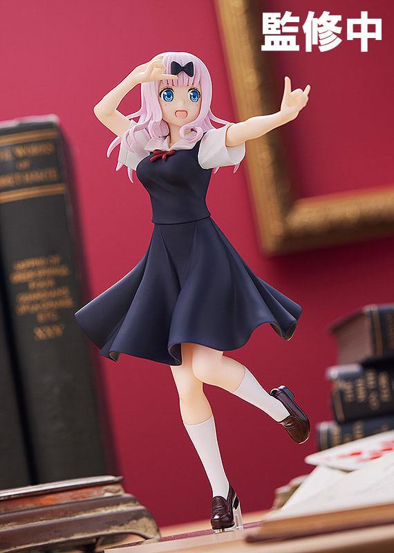 Figurine Pop Up Parade Chika Fujiwara en uniforme scolaire noir, dans une pose dynamique et joyeuse, inspirée de Kaguya-sama: Love is War.