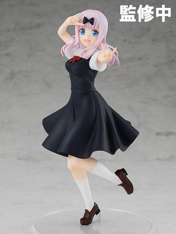 Figurine Pop Up Parade Chika Fujiwara en uniforme scolaire noir, dans une pose dynamique et joyeuse, inspirée de Kaguya-sama: Love is War.