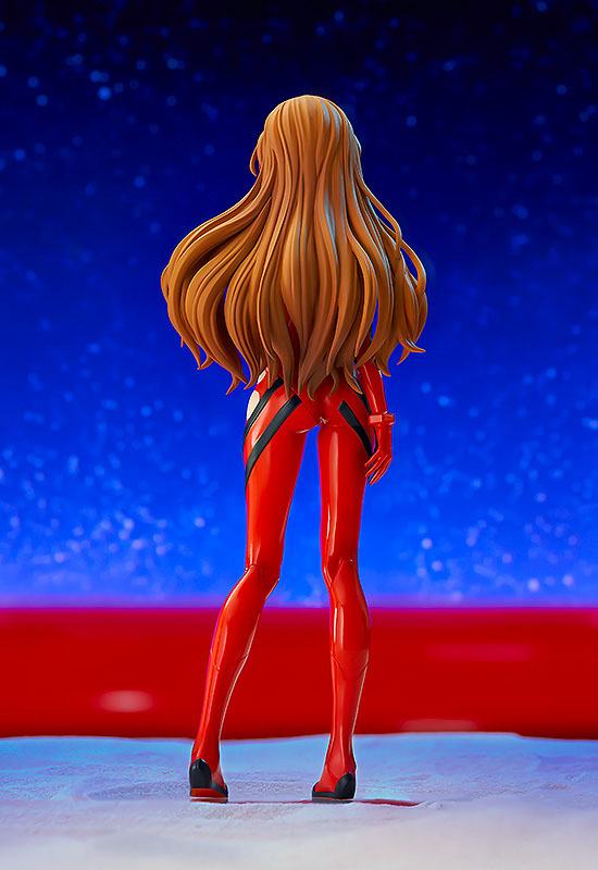 Figurine Pop Up Parade de Asuka Langley Soryu (Rebuild of Evangelion) en combinaison rouge endommagée, avec une posture déterminée et des détails fidèles à l’anime.