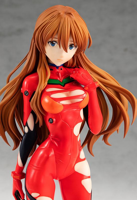 Figurine Pop Up Parade de Asuka Langley Soryu (Rebuild of Evangelion) en combinaison rouge endommagée, avec une posture déterminée et des détails fidèles à l’anime.