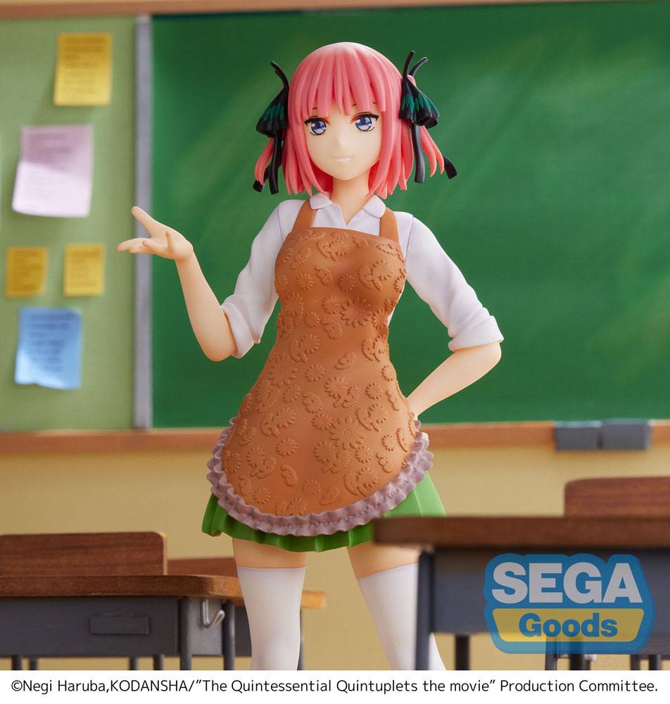 Figurine SPM de Nino Nakano dans une salle de classe, portant un tablier marron sur son uniforme scolaire, inspirée de The Quintessential Quintuplets The Movie.