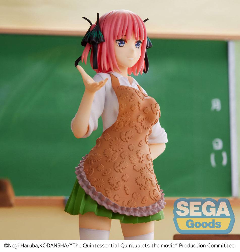 Figurine SPM de Nino Nakano dans une salle de classe, portant un tablier marron sur son uniforme scolaire, inspirée de The Quintessential Quintuplets The Movie.