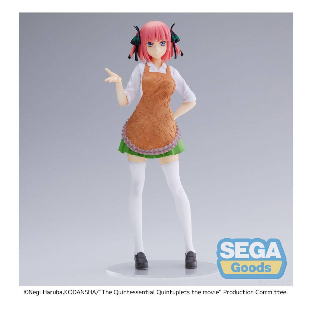 Figurine SPM de Nino Nakano dans une salle de classe, portant un tablier marron sur son uniforme scolaire, inspirée de The Quintessential Quintuplets The Movie.