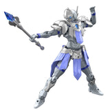 Maquette 30 Minutes Fantasy 30MF Liber Bishop avec armure argentée, éléments bleus translucides et bâton magique sur fond blanc.