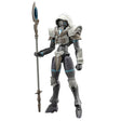 Maquette 30 Minutes Fantasy 30MF Liber Wizard en armure grise et blanche avec capuche, masque sombre et long bâton de mage.