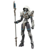 Maquette 30 Minutes Fantasy 30MF Liber Wizard en armure grise et blanche avec capuche, masque sombre et long bâton de mage.
