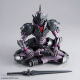 Maquette 30 Minutes Fantasy 30MF Rosan Knight en armure noire et violette avec épée, bouclier et casque de chevalier sur fond blanc.