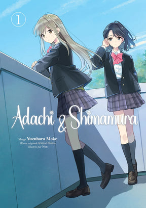 Adachi & Shimamura Tome 1 : deux lycéennes en uniforme discutent sur le toit d’un bâtiment scolaire, sous un ciel bleu paisible.