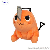 Peluche Pochita assise version Naughty de Chainsaw Man, 20 cm, avec expression espiègle et scie frontale.