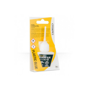 flacon de Plastic Glue Citadel, une colle spéciale pour assembler les figurines en plastique, avec un embout précis et un packaging jaune et blanc.