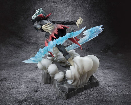 Figurine Okarun Transformed de 15 cm, personnage de Dandadan, en posture d’attaque, avec éclairs translucides, nuage de fumée et expression intense.