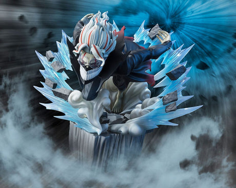 Figurine Okarun Transformed de 15 cm, personnage de Dandadan, en posture d’attaque, avec éclairs translucides, nuage de fumée et expression intense.