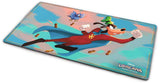 Tapis de jeu Disney Lorcana Contrées Inconnues Dingo, avec Dingo volant dans le ciel avec une cape bleue et un petit oiseau.