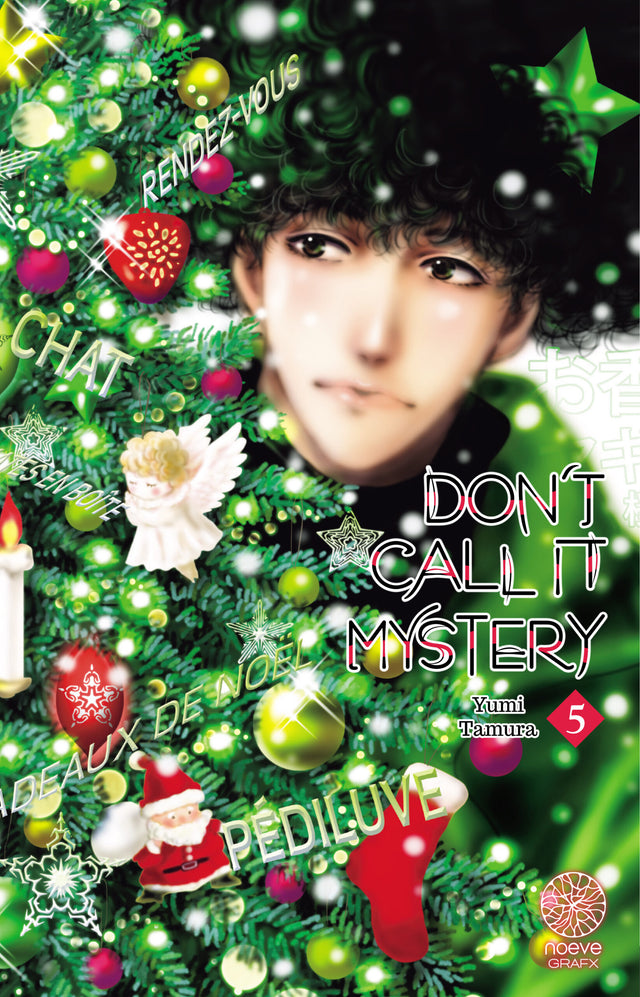 manga Don't Call It Mystery tome 5 de Yumi Tamura, représentant Totonō Kunô devant un sapin de Noël décoré.