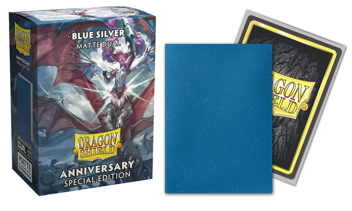 Boîte Dragon Shield Dual Matte Cobalt & Silver Anniversary Special Edition contenant 100 protège-cartes standard bleus avec intérieur argenté.
