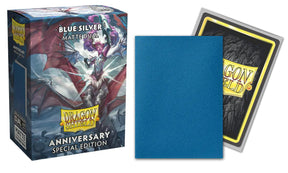 Boîte Dragon Shield Dual Matte Cobalt & Silver Anniversary Special Edition contenant 100 protège-cartes standard bleus avec intérieur argenté.