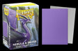 Boîte Dragon Shield Dual Matte Nebula & Silver contenant 100 protège-cartes standard violets avec intérieur argenté et finition mate.