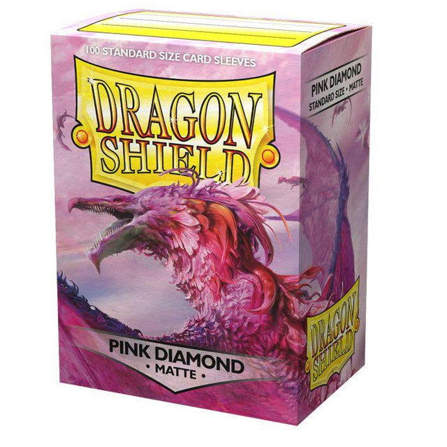 Boîte de 100 protège-cartes Dragon Shield Pink Diamond Matte au format standard, packaging rose avec illustration d'un dragon rose et logo Dragon Shield doré.