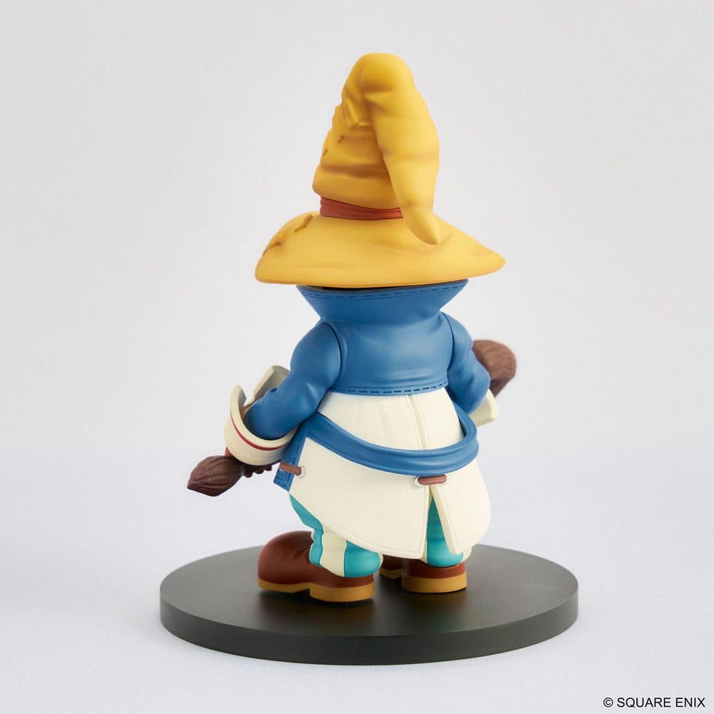 Statuette Final Fantasy IX Adorable Arts Bibi Ornitier, mage noir chibi avec chapeau jaune, manteau bleu et socle rond noir.