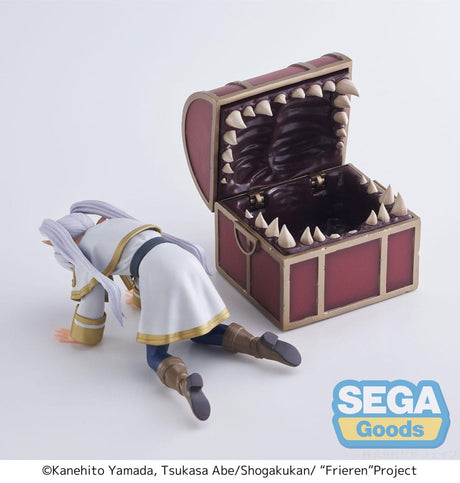 Figurine Frieren In Mimic SEGA Goods représentant Frieren coincée dans un coffre Mimic scène culte de Frieren Beyond Journey’s End