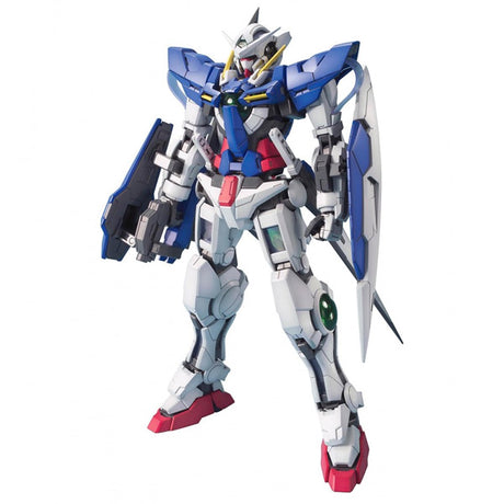 Maquette Gundam Gunpla MG 1/100 GN-001 Gundam Exia par Bandai, robot blanc et bleu avec détails rouges, GN Sword, bouclier et éléments GN verts sur fond blanc.
