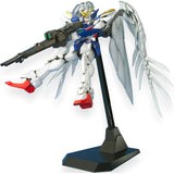 Gunpla MG 1/100 Wing Gundam Zero EW avec ailes blanches, modèle articulé Bandai de Gundam Wing Endless Waltz.