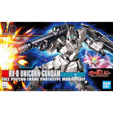 Maquette Gundam Gunpla HGUC 1/144 RX-0 Unicorn Gundam Unicorn Mode par Bandai, robot blanc avec corne frontale, Beam Magnum bleu foncé et bouclier sur fond blanc.