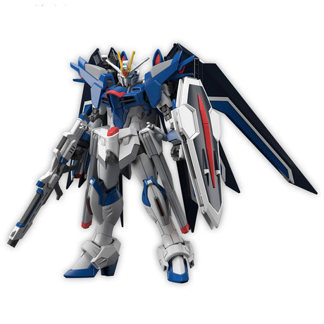 Maquette Gunpla HG 1/144 Rising Freedom Gundam blanche, bleue et grise avec fusil, bouclier et grandes ailes dorsales.