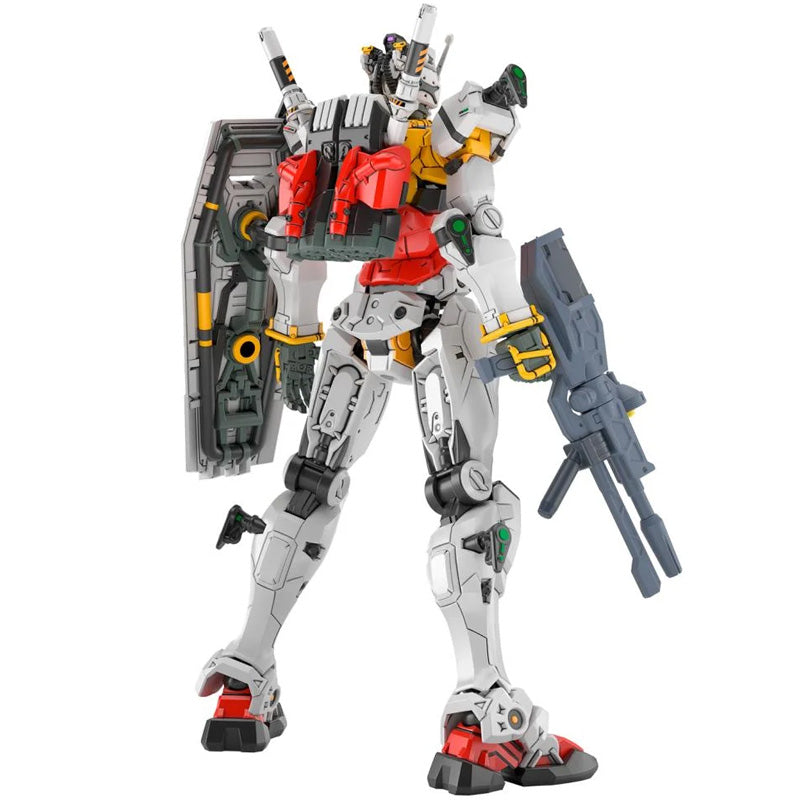 Maquette Gunpla HG 1/144 White Gundam avec armure blanche, touches bleues, rouges et jaunes, fusil et bouclier rouge sur fond blanc.