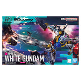 Maquette Gunpla HG 1/144 White Gundam avec armure blanche, touches bleues, rouges et jaunes, fusil et bouclier rouge sur fond blanc.