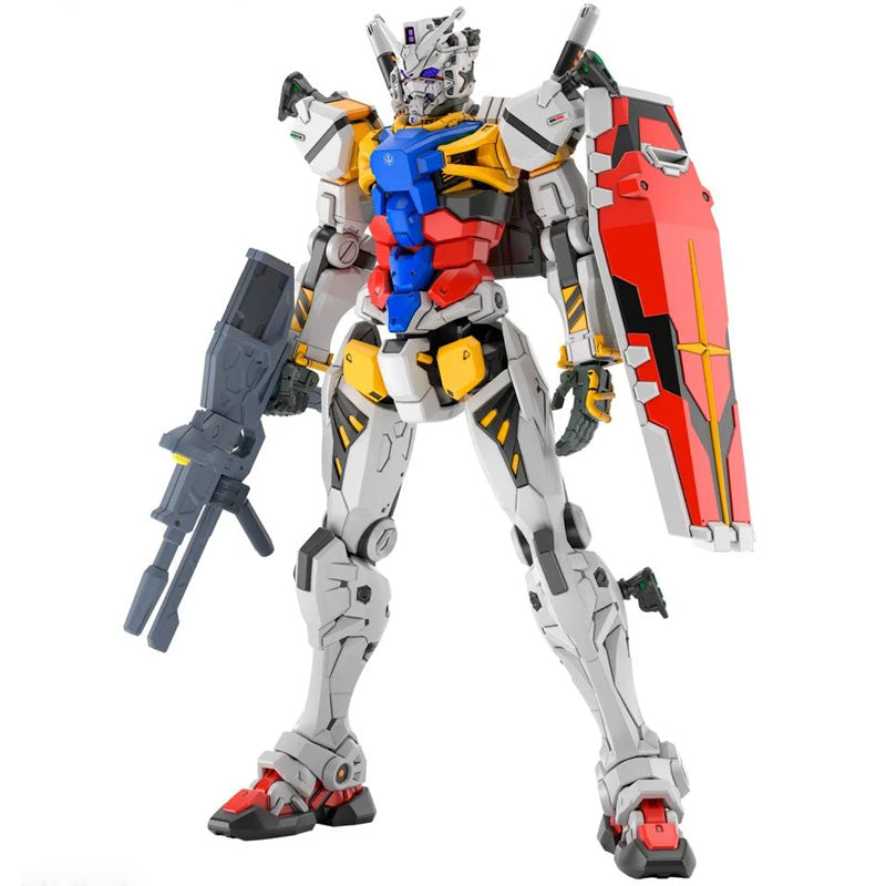 Maquette Gunpla HG 1/144 White Gundam avec armure blanche, touches bleues, rouges et jaunes, fusil et bouclier rouge sur fond blanc.