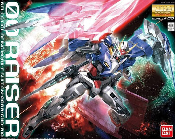 Maquette Gunpla MG 1/100 00 Raiser blanche, bleue et rouge avec équipements dorsaux et longue épée GN Sword sur fond blanc.