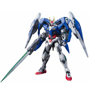 Maquette Gunpla MG 1/100 00 Raiser blanche, bleue et rouge avec équipements dorsaux et longue épée GN Sword sur fond blanc.