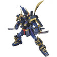 Maquette Gunpla MG 1/100 Musha Gundam Mk-II bleu nuit et dorée avec armure samouraï, cornes et sabres, sur fond blanc.
