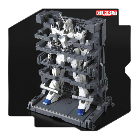 Maquette Gunpla MG 1/100 Unicorn Gundam Screen Image Special blanche et rouge en pose dynamique avec fusil et support d’exposition.
