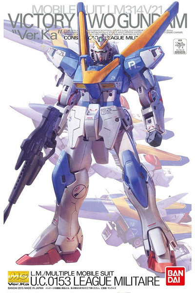 Maquette Gunpla MG 1/100 V2 Gundam Ver. Ka blanche, bleue, jaune et rouge avec fusil et effet d’aile rose sur fond blanc.