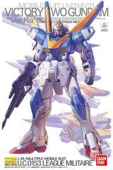 Maquette Gunpla MG 1/100 V2 Gundam Ver. Ka blanche, bleue, jaune et rouge avec fusil et effet d’aile rose sur fond blanc.