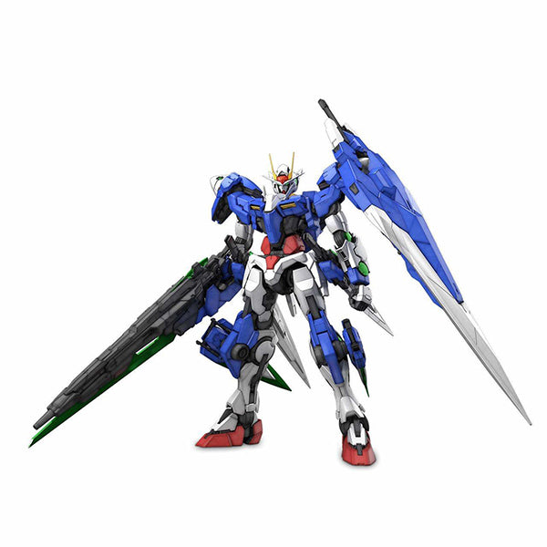 Maquette Gunpla PG 1/60 00 Gundam Seven Sword/G bleue, blanche et rouge avec armes et bouclier, sur fond blanc.