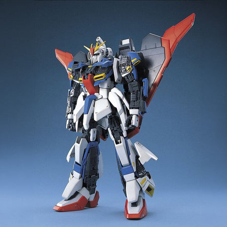 Maquette Gunpla PG 1/60 Zeta Gundam bleue, blanche, rouge et jaune avec fusil et bouclier, sur fond blanc.
