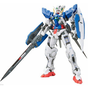 Maquette Gunpla RG 1/144 Gundam Exia blanche et bleue avec grande lame GN, bouclier et détails rouges sur fond blanc.