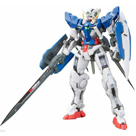 Maquette Gunpla RG 1/144 Gundam Exia blanche et bleue avec grande lame GN, bouclier et détails rouges sur fond blanc.