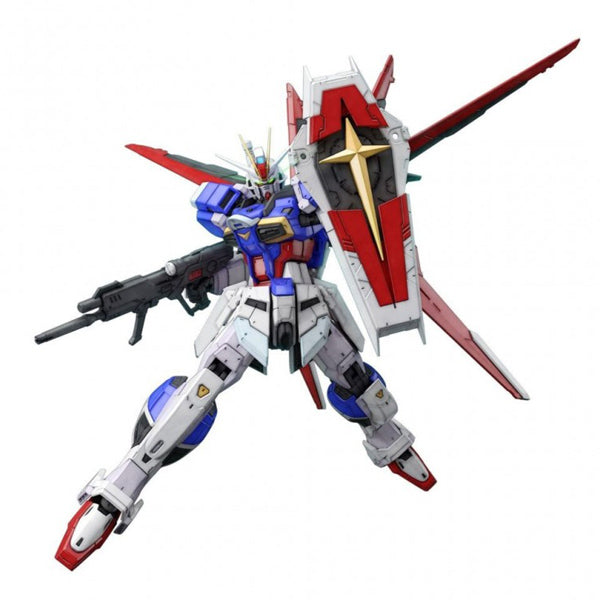 Maquette Gunpla RG 1/144 Force Impulse Gundam avec fusil, grand bouclier rouge et pose dynamique sur fond blanc.
