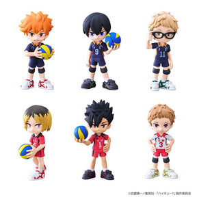 Figurines chibi Haikyu!! de la collection PalVerse, représentant les joueurs de Karasuno et Nekoma en tenue officielle avec ballon de volley.