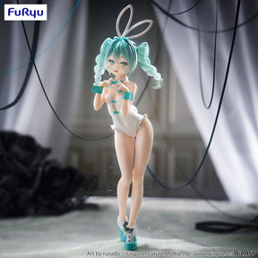 Figurine BiCute Bunnies de Hatsune Miku en version blanche, avec tenue de bunny girl et cheveux turquoise tressés.