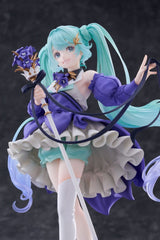 Figurine Hatsune Miku Birthday 2024 version, avec une robe violette, un sceptre fleuri et une pose féerique sous un fond de pleine lune.
