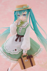 Figurine Hatsune Miku Fashion Country Ver. de 18 cm, en robe verte avec tablier blanc, chapeau de paille, panier tressé et longues couettes bleu clair dégradées.