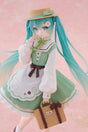 Figurine Hatsune Miku Fashion Country Ver. de 18 cm, en robe verte avec tablier blanc, chapeau de paille, panier tressé et longues couettes bleu clair dégradées.